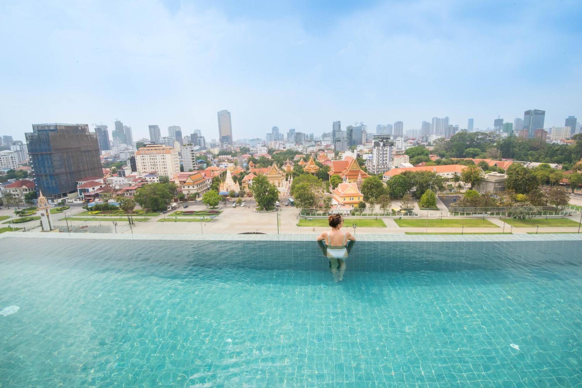 Glow Park Grand Royal Palace 4*
