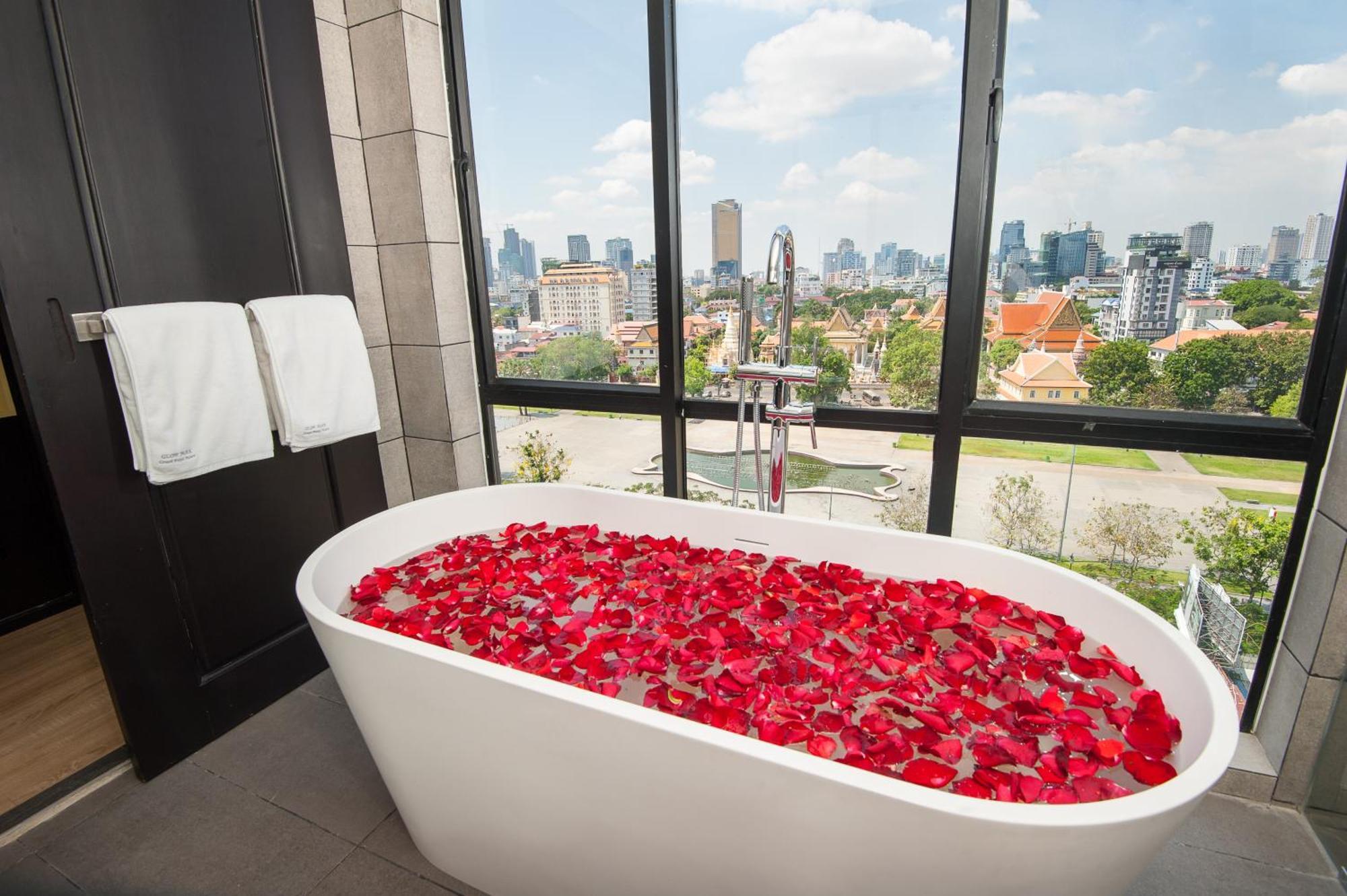 Glow Park Grand Royal Palace Hotel 4*